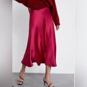 Zara midi satin effects skirt. Fuchsia. Size XS.